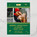 Frohe Weihnachten Retro Green Foto Personalisiert Folien Feiertagskarte<br><div class="desc">Frohe Weihnachts Retro Green Foto Personalisiert Familienname Moderne Foil Weihnachtskarten Weihnachtskarten bietet ein Foto,  das Sie mit dem Text "Frohe Weihnachten & Glückliches Neues Jahr" in der modernen Folienschrift Typografie. Ideal für Weihnachten,  um Freunde und Familie zu schicken. Designed by ©2024 Evco Studio www.zazzle.com/store/evcostudio</div>