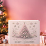 Frohe Weihnachten Rosa Weihnachtsbaum Holzkisten Schild<br><div class="desc">Mit diesem rosa Weihnachtsbaum Holzkastenschild verleihen Sie Ihrer Zuhause festlichen Charme. Mit einem zarten, rosa Weihnachtsbaum mit schimmernden goldenen Ornamenten und umgeben von sanften Schneeflocken verleiht dieses Holzschild jedem Raum Eleganz und Wärme. Das rustikale Design macht es zu einem perfekten Akzent für Mantels, Regale oder Wände und fügt sich nahtlos...</div>