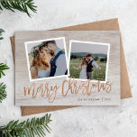 Frohe Weihnachten Rustikale Rose Gold Script Foto<br><div class="desc">Erschwingliche, individuell bedruckte Weihnachtskarten mit einfachen Vorlagen für die Anpassung. Dieses rustikale Design verfügt über eine 2-Fotovorlage mit Imitaten Rose Gold-Folie Skript-Text auf einem Holz-Look Hintergrund. Personalisieren Sie es mit Ihren Fotos, Familiennamen, dem Jahr oder anderen benutzerdefinierten Texten. Bitte beachten Sie, dass die Imitate-Folie und der Holzhintergrund Teil des bedruckten...</div>