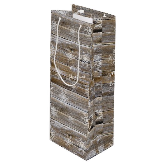 Frohe Weihnachten Rustikales Holz und Schneeflocke Geschenktüte Für Weinflaschen (Vorderseite Schrägansicht)