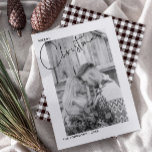 Frohe Weihnachten Schwarz & Weiß Script Foto First<br><div class="desc">Diese wunderschöne, moderne Weihnachts-Weihnachtskarte mit handgeschriebenem Namen Foto Weihnachtskarten bietet Ihr hochheiliges Foto hinter einer weißen Grenze. Das Foto hat einen Schwarz-Weiß-Filter eingesetzt, um einen Schwarz-Weiß-Look für die Karte zu erstellen. Sie können den Filter ausschalten, wenn Sie es vorziehen. Das Wort "Fröhlich" erscheint in der Bruch-Ränder-Manier in den oben links,...</div>