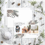 Frohe Weihnachten Schwarzer Winter Pinecone Botani<br><div class="desc">Mit der botanischen Foto-Urlaubskarte "Black Winter Pinecone Calligraphy" präsentieren wir Ihnen unsere frohe Weihnachts-Schwarze Winter Pinecone! Diese hübsche Karte zeigt drei Ihrer liebsten Fotos, perfekt arrangiert mit einer trendigen, lockeren Anordnung von botanischen Elementen wie Kiefern und Beeren. Die handgeschriebene Kalligrafie verleiht dem Gast eine Touch von Charme und Eleganz, die...</div>