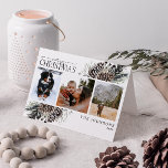 Frohe Weihnachten Schwarzer Winter Pinecone Botani<br><div class="desc">Mit der botanischen Foto-Urlaubskarte "Black Winter Pinecone Calligraphy" präsentieren wir Ihnen unsere frohe Weihnachts-Schwarze Winter Pinecone! Diese hübsche Karte zeigt drei Ihrer liebsten Fotos, perfekt arrangiert mit einer trendigen, lockeren Anordnung von botanischen Elementen wie Kiefern und Beeren. Die handgeschriebene Kalligrafie verleiht dem Gast eine Touch von Charme und Eleganz, die...</div>