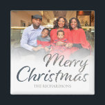 Frohe Weihnachten Silber Glitzer VOLL Foto & Name Magnet<br><div class="desc">Richten Sie mit diesem niedlichen Frohen Weihnachtsmagneten Ihre Kühlschrank-Tür auf. Passen Sie mit Ihrem Foto und Namen an. Die frohe Weihnachten ist in einem Imitat silber Glitzer und aus weißem Hintergrund. Karo in unserer Weihnachtskollektion für mehr Farbtöne wie Glitzer, Gold, Rot, Weiß und Schwarz & Weiß. In dieser Version füllt...</div>