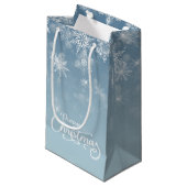 Frohe Weihnachten Snowflakes Blue Holiday Kleine Geschenktüte (Vorderseite Schrägansicht)