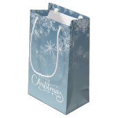 Frohe Weihnachten Snowflakes Blue Holiday Kleine Geschenktüte (Rückseite Schrägansicht)