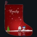 Frohe Weihnachten Snowman und Weihnachten Großer Weihnachtsstrumpf<br><div class="desc">Eine niedliche Weihnachtsabbild mit einem Schneemann,  dem Weihnachtsmann,  einem Weihnachtsbaum,  Schnee und Sternen auf rotem Hintergrund.</div>