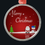 Frohe Weihnachten Snowman und Weihnachten Silbernes Ornament<br><div class="desc">Eine niedliche Weihnachtsabbild mit einem Schneemann,  dem Weihnachtsmann,  einem Weihnachtsbaum,  Schnee und Sternen auf rotem Hintergrund.</div>