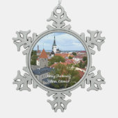 Frohe Weihnachten Tallinn, Estland Zierde Schneeflocken Zinn-Ornament (Vorderseite)