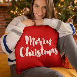 Frohe Weihnachten trendiger weißer Schriftart Kissen<br><div class="desc">Eine moderne und trendige Pinsel-Schriftart-Typografie für diese personalisierbare Urlaubssammlung.</div>
