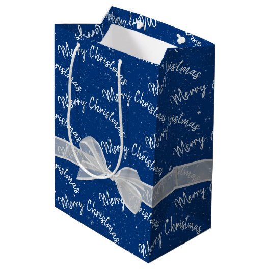 Frohe Weihnachten und Schneeflocken Mittlere Geschenktüte (Rückseite Schrägansicht)