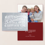 Frohe Weihnachten Vintage Chalkboard Silver Foil Folienkarte<br><div class="desc">Vintager Chalkboard Stil handgeschriebene Weihnachtstypografie gefaltete Feiertagskarten mit optionalem Foto. Elegant schimmernde Folie unterstreicht die festliche, handgezeichnet Retro-Schrift und die extravaganten Wirbel. Fügen Sie ein Foto hinzu und erstellen Sie Ihre eigene, individuelle Nachricht mit unserer einfachen Vorlage, oder kreativ und ändern Sie den Hintergrund, die Textstile und die Farbgebung. Passende...</div>