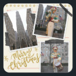 Frohe Weihnachten vom Rockefeller Plaza in NYC Quadratischer Aufkleber<br><div class="desc">Original Foto Collage von Christine aka stine1: Frohe Weihnachten auf der Rockefeller Plaza in NYC mit ihrem berühmten Weihnachtsbaum und dekorativen Musikern zum Singen von Weihnachtsliedern. Fröhliche Weihnachten, Rockefeller Plaza, Rockefeller Gebäude, Weihnachten, NYC, Weihnachten in NYC, Weihnachten in neuen Weihnachten, Rockefeller, Weihnachtsbaum, Schlagzeugjunge, NymcWeihnachten, Manhattan, Weihnachten in Manhattan, Weihnachten in...</div>
