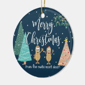 Frohe Weihnachten von den Nüssen nebenan! Keramik Ornament (Links)