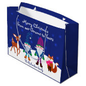 Frohe Weihnachten Von unserem Gnome zu Yours Blue Große Geschenktüte (Rückseite Schrägansicht)