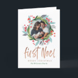 Frohe Weihnachten | Wasserfarbenfoliendraht Foto<br><div class="desc">Feiern Sie die magische und festliche Urlaubssaison mit unseren individuellen Urlaubskarten. Unser festliches Urlaubsszenario zeichnet sich durch handgemalte Urlaubspflege, Grünpflanzen, Blätter und beerisches Weihnachtskreidekunst aus, die das Foto wunderschön umrahmt und so ein festliches Ambiente schafft. "erstes Weihnachten" in einem stylischen Skript-Pinsel-Skript in den Imitaten gold angezeigt. Personalisieren Sie mit Gruß...</div>