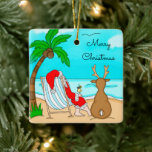 Frohe Weihnachten Weihnachten am Strand mit Rentie Keramikornament<br><div class="desc">Handgezeichneter Schneebelvogel-Spaß. Der Weihnachtsmann sitzt auf einem Strand in einem Rentierstuhl mit einem Rentier und Blick auf den Ozean.</div>