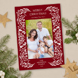 Frohe Weihnachten Weißer Winter Grün Foto<br><div class="desc">Eine vertikale Weihnachtskarte aus dem Foto,  die auf einem dunkelroten Hintergrund eine elegante,  weiße Winterurlaubsgrün zeigt.</div>