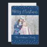 Frohe Weihnachts Blau und Silberfussstars Foto Feiertagskarte<br><div class="desc">Frohe Weihnachts Blue und Silver Foil Stars Fotokarte. Das Bild und der Familienname können auf der blauen und silbernen Weihnachtskarte ersetzt werden.</div>