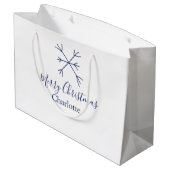 Frohe Weihnachts-blaue Schneeflocken fügen Namen F Große Geschenktüte (Rückseite Schrägansicht)