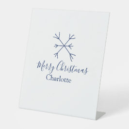 Frohe Weihnachts-blaue Schneeflocken fügen Namen F Sockelschild