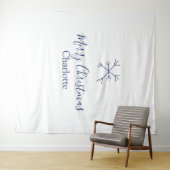 Frohe Weihnachts-blaue Schneeflocken fügen Namen F Wandteppich (Beispiel (Horizontal))