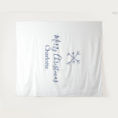 Frohe Weihnachts-blaue Schneeflocken fügen Namen F Wandteppich (Vorderseite (Horizontal))