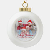 Frohe Weihnachts Familie Foto Rote Schrift Keramik Kugel-Ornament (Vorderseite)