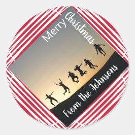 Frohe Weihnachts-Foto Familienname Red Gift Tag Runder Aufkleber