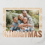 Frohe Weihnachts-Foto Modernes Goldenes Weihnachts Folien Feiertagspostkarte<br><div class="desc">Frohe Weihnachts-Foto Modernes Gold Festive Muster Kupfer Foil Weihnachtskarten bietet Ihr Lieblings-Foto auf einem modernen goldenen Weihnachtsbauble Hintergrund mit einem "Frohen Weihnachten" Kupferfolien-Kalligraphie-Skript-Overlay. Personalisieren Sie den Text auf der Rückseite,  indem Sie ihn bearbeiten. Designed by ©2024 Evco Studio www.zazzle.com/store/evcostudio</div>