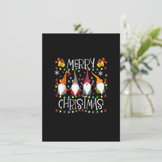 Frohe Weihnachts Gnome Shirt Matching Family Group Einladung (Stehend Vorderseite)