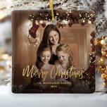 Frohe Weihnachts-Gold-Script-Familie Foto Keramikornament<br><div class="desc">Verbringen Sie Ihren Urlaub Freunden und Familie mit diesem modernen Sake-Ornament. Der goldene Imitat-Folientext liest "Frohe Weihnachten" in elegantem Schriftzeichen. Ersetzen Sie das Beispielbild durch Ihr Lieblings-Foto,  und fügen Sie Ihren Familiennamen und das Jahr hinzu. Ein Filter mit schwarzem Farbverlauf hilft,  den Text zu Pop zu machen.</div>