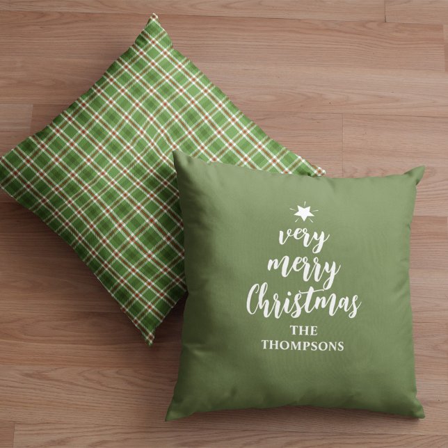 Frohe Weihnachts Grüne Typografie Personalisiert Kissen (Green plaid typography christmas throw pillow.)