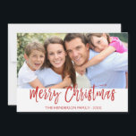 Frohe Weihnachts Hand Lettered Script Foto Card Feiertagskarte<br><div class="desc">Frohe Weihnachts Hand Briefe Script Foto Card. Foto und Text dieses handgeschriebenen Pinselskripts können aktualisiert und mit Ihrem Foto und Familiennamen angepasst werden. Diese Karte zeigt auch den Familiennamen und einen goldenen Folienkranz auf der Rückseite der Weihnachtskarte an.</div>