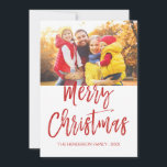 Frohe Weihnachts Hand Lettered Script Foto Card Feiertagskarte<br><div class="desc">Frohe Weihnachts Hand Briefe Script Foto Card. Foto und Text dieses handgeschriebenen Pinselskripts können aktualisiert und mit Ihrem Foto und Familiennamen angepasst werden. Diese Karte zeigt auch den Familiennamen und einen goldenen Folienkranz auf der Rückseite der Weihnachtskarte an.</div>
