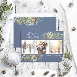 Frohe Weihnachts Navy Blue Gold Botanisches Foto Feiertagskarte<br><div class="desc">Suchen Sie eine einzigartige Urlaubskarte, die sich wirklich auszeichnet? Karo unsere frohe Weihnachts Navy Blue Gold Winter Greenery Botanical Foto Holiday Card! Diese wunderschöne Karte zeigt drei Ihrer Lieblings-Fotos, umgeben von festlichen roten und grünen Wintermotiven auf marinebasischem Hintergrund. Moderne Typografie rundet das Aussehen ab und macht diese eine Urlaubskarte, die...</div>
