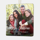 Frohe Weihnachts-Pinsel Script Familie Foto W Keramikornament (Links)