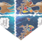 Frohe Weihnachts-Prancing-Rentier Tischdecke (Schrägansicht)