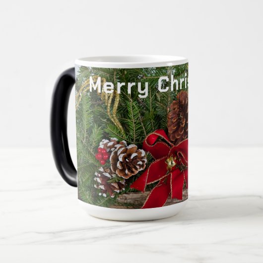 Frohe Weihnachts Red Bow Pine Cones PIne Branches Verwandlungstasse (Vorderseite Links)