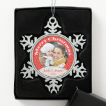 Frohe Weihnachts Red Lace Foto Schneeflocken Zinn-Ornament<br><div class="desc">Hübsche rote Spitzen Snowflake-Ornament mit Ihrem Foto und individuelle Name und Jahr.  Das elegante rote Spitzenmotiv der sich vermischenden Stars und Blume erinnert an die uralte Kunst der Spitzenherstellung.</div>