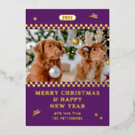 Frohe Weihnachts Retro Lila Foto Personalisiert Folien Feiertagskarte<br><div class="desc">Frohe Weihnachts Retro Lila Foto Personalisiert Familienname Moderne Foil Weihnachtskarten Weihnachtskarten bietet ein Foto mit Ihrem Lieblingstext "Frohe Weihnachten & Glückliches Neues Jahr" in der modernen Folienschrift Typografie. Ideal für Weihnachten,  um Freunde und Familie zu schicken. Designed by ©2024 Evco Studio www.zazzle.com/store/evcostudio</div>