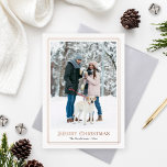 Frohe Weihnachts-Rose Gold Decorative Foto Border Folien Feiertagskarte<br><div class="desc">Einfach elegante Urlaubsfotokarte mit Porträtbild mit einem dekorativen,  aber minimalistischen Rahmen aus vergoldeten Rose mit Streifen. Beinhaltet "Frohe Weihnachten"-Formulierung in schönen Scrollen Serif Typografie. Bonus optional Foto und Wortlaut können auf der Rückseite der Karte personalisiert werden.</div>