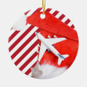 Frohe Weihnachts Rote Weihnachtsmannmütze & Flugze Keramik Ornament (Vorne)