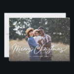 Frohe Weihnachts-Schnee-Foto Feiertagskarte<br><div class="desc">Feiern Sie den Urlaub mit dieser schicken Weihnachtsfotokarte mit modernem Drehbuch und Schneefall.</div>