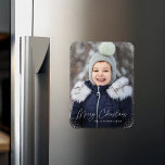 Frohe Weihnachts-Schneeflocken-Foto Magnet<br><div class="desc">Wünschen Sie Freunden und Familie ein frohes Weihnachtsfest mit einem niedlichen Foto Magneten! Der Magnet zeichnet sich durch Ihr vertikales Foto aus,  an dessen Design sich feine Schneefräsen grenzen. "Frohe Weihnachten" wird in einem weißen,  trendigen Kalligraphieskript mit dem Namen Ihrer Familie unten angezeigt.</div>