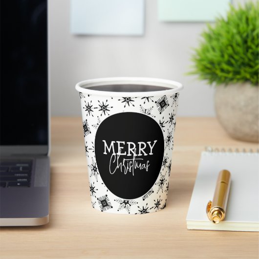 Frohe Weihnachts-Script Black Snowflakes Pappbecher (InSitu)
