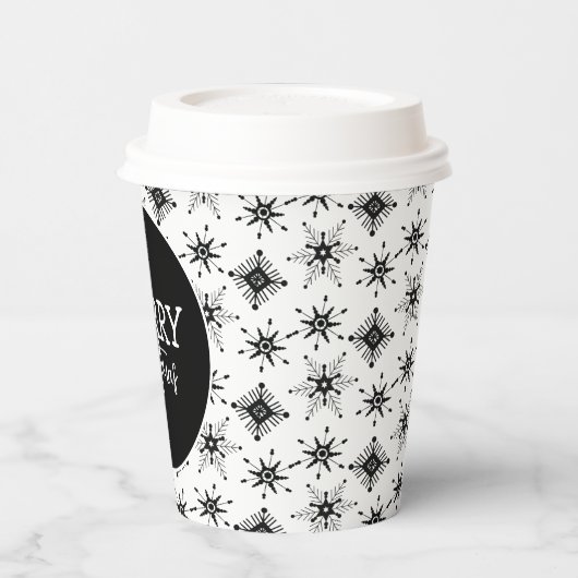 Frohe Weihnachts-Script Black Snowflakes Pappbecher (Links)
