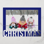 Frohe Weihnachts-Script-Foto Simple Modern Folien Feiertagspostkarte<br><div class="desc">Frohe Weihnachts-Script-Foto Simple Modern Silver Foil Weihnachtskarten zeigen Ihr Lieblings-Foto auf einem einfachen minimalistisch blauen Hintergrund mit einem "Frohen Weihnachten" Silber-Folie Kalligraphie-Skript-Overlay. Personalisieren Sie den Text auf der Rückseite,  indem Sie ihn bearbeiten. Designed by ©2024 Evco Studio www.zazzle.com/store/evcostudio</div>