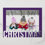 Frohe Weihnachts-Script-Foto Simple Modern Folien Feiertagspostkarte<br><div class="desc">Frohe Weihnachts-Script-Foto Simple Modern Silver Foil Weihnachtskarten bietet Ihr Lieblings-Foto auf einem einfachen minimalistischen lila Hintergrund mit einem "Frohen Weihnachten" Silber-Folie Kalligraphie-Skript-Overlay. Personalisieren Sie den Text auf der Rückseite,  indem Sie ihn bearbeiten. Designed by ©2024 Evco Studio www.zazzle.com/store/evcostudio</div>