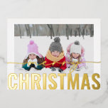 Frohe Weihnachts-Script-Foto Simple Modern Folien Feiertagspostkarte<br><div class="desc">Frohe Weihnachts-Script-Foto Simple Modern Gold Foil Weihnachtskarten zeigen Ihr Lieblings-Foto auf einem schlichten,  minimalistisch-weißen Hintergrund mit einem "Frohen Weihnachten" Goldfolien-Kalligraphie-Skript-Overlay. Personalisieren Sie den Text auf der Rückseite,  indem Sie ihn bearbeiten. Designed by ©2024 Evco Studio www.zazzle.com/store/evcostudio</div>